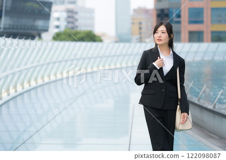 穿著西裝行走的女商人新人 Sakae 名古屋 OASIS21 在水上太空船 穿著西裝行走的女商人新人 Sakae 名古屋 OASIS21 在水上太空船 122098087
