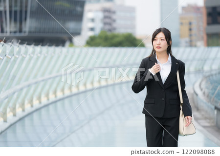 穿著西裝行走的女商人新人 Sakae 名古屋 OASIS21 在水上太空船 穿著西裝行走的女商人新人 Sakae 名古屋 OASIS21 在水上太空船 122098088