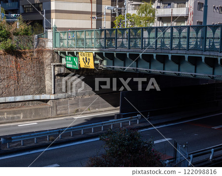A notice sign for a "bridge pier between same-direction lanes" to be removed as part of a large-scale renewal project on the Metropolitan Expressway Inner Circular Route (Tsukijigawa section) 122098816
