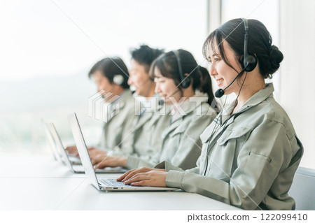 客戶支援/服務台操作員團隊的男性和女性員工(安全/回應/電話支援) 客戶支援/服務台操作員團隊的男性和女性員工(安全/回應/電話支援) 122099410