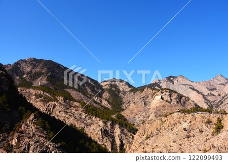 沐浴在朝陽下的伽藍山脈 122099493