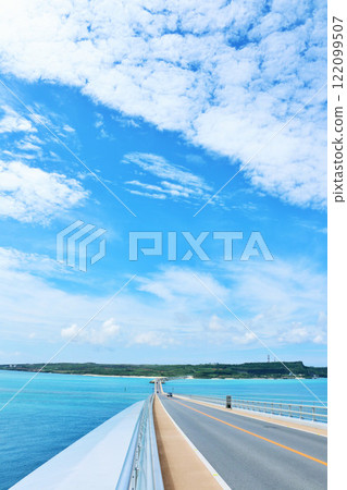 沖繩伊良部大橋與藍天及大海 122099507