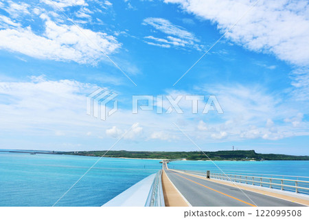沖繩伊良部大橋與藍天及大海 122099508