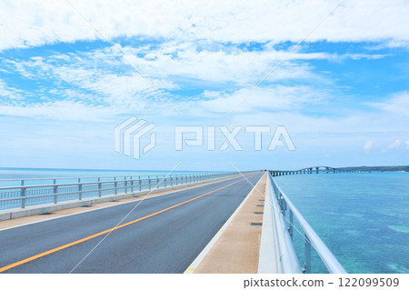 沖繩伊良部大橋與藍天及大海 122099509
