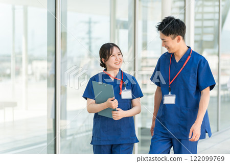 Men and women of doctors, doctors, nurses, medical workers, doctors, occupational therapists, and physical therapists talking in the hallway of the hospital 122099769