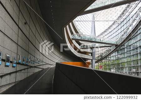 從下面看東京國際論壇 從下面看東京國際論壇 122099932