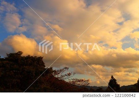 日落的天空，雲彩，山脈，樹木 122100042