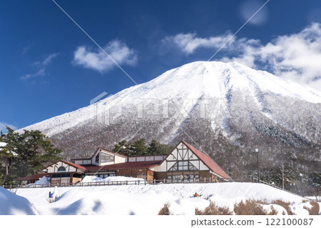Snowy scenery of Mt. Daisen (from the area around Mt. Daisen Makiba Milk Village) 122100087