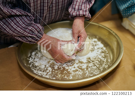 一位老婦人的手為新年揉年糕 122100213