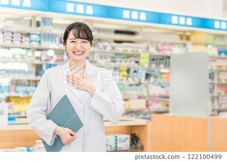在藥局、醫院和藥局工作的藥劑師（處方、藥品、補充劑） 122100499