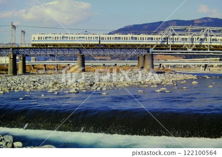 Odakyu 9000 series 6-car, 9707~, Sakawagawa Bridge, Shin-Matsuda-Kayayama, January 2, 1982 122100564