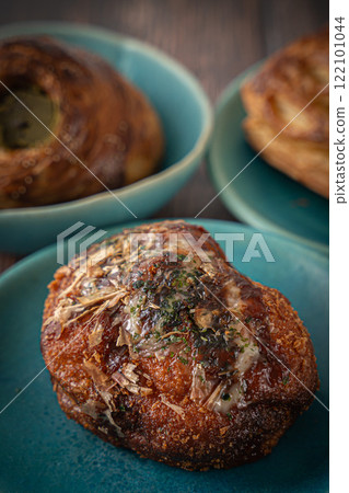 Delicious bread dessert 122101044