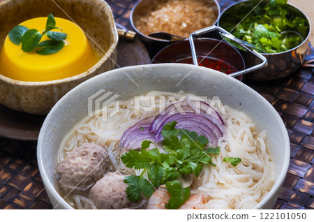 泰式麵條配肉丸 泰式麵條配肉丸 122101050