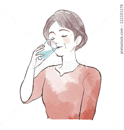 與杯子的婦女飲用水 122101276