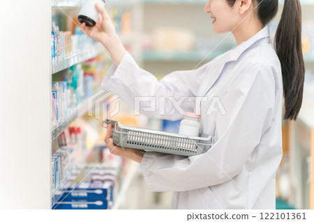 Pharmacists working in pharmacies, hospitals, and drug stores (prescriptions, medicines, supplements) Pharmacists working in pharmacies, hospitals, and drug stores (prescriptions, medicines, supplements) 122101361