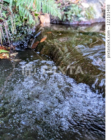 Stream flow_Close-up of bubbles on the steps 122101408
