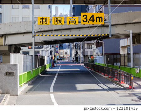 Height limit for roads that intersect with the Metropolitan Expressway overpass: 3.4m 122101419