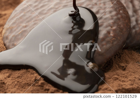 在巧克力派上撒上融化的巧克力醬 在巧克力派上撒上融化的巧克力醬 122101529