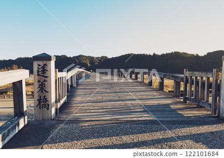 Hourai Bridge, a long wooden bridge over the Oi River in Shimada City, Shizuoka Prefecture 122101684