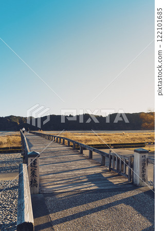 Hourai Bridge, a long wooden bridge over the Oi River in Shimada City, Shizuoka Prefecture 122101685