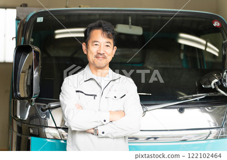 一名中年男子在卡車前擺姿勢的施工影像 122102464