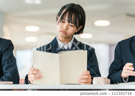 Students, female students, and junior high school students in uniforms thinking while looking at textbooks 122102716