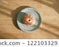 手工製作的碗和新鮮剝皮的橙子 122103329