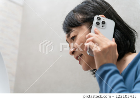 一位患有廁所問題的中年婦女的生活方式形象 122103415