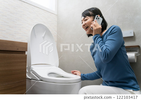 一位患有廁所問題的中年婦女的生活方式形象 122103417