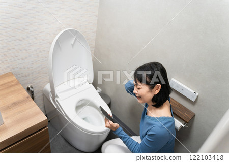 一位患有廁所問題的中年婦女的生活方式形象 122103418