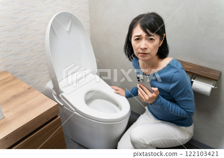 一位患有廁所問題的中年婦女的生活方式形象 122103421