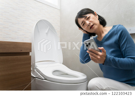 一位患有廁所問題的中年婦女的生活方式形象 122103423