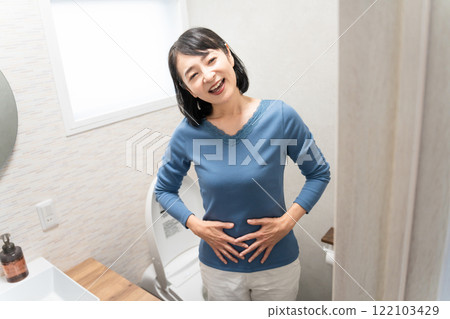 沒有便秘的中年婦女的生活方式形象 122103429