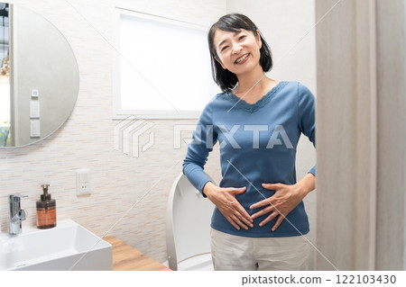 沒有便秘的中年婦女的生活方式形象 沒有便秘的中年婦女的生活方式形象 122103430