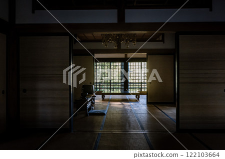 A bamboo forest swaying in the wind can be seen through the window of a Japanese-style room in a Japanese temple 122103664