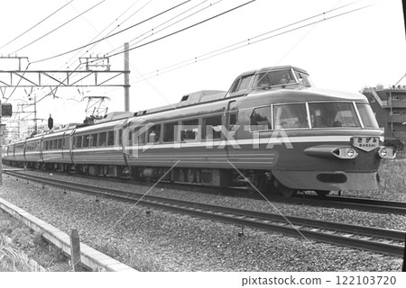Odakyu 3100 series NSE car, 3221~, 6th Sagami, Shin-Yurigaoka-Kakio, May 3, 1982 122103720