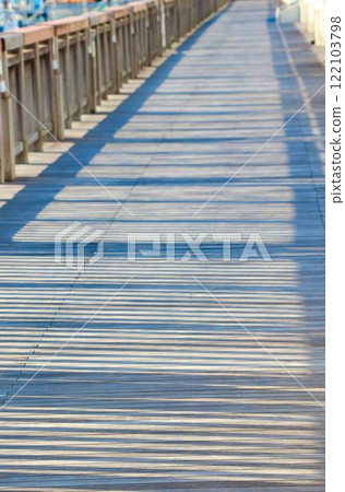 冬天陽光明媚的日子裡的橋樑 122103798