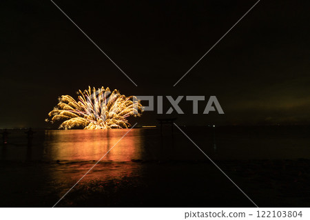 宇城市不知火町，長尾劍神社，鳥居周圍燃放水上煙火的風景 122103804