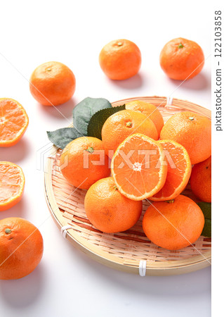 Mandarin oranges (white background) 122103858