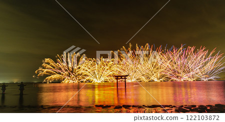 宇城市不知火町，長尾劍神社，鳥居周圍燃放水上煙火的風景 122103872