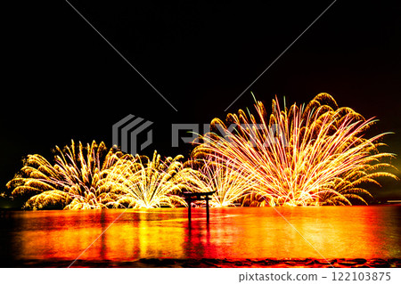 宇城市不知火町，長尾劍神社，鳥居周圍燃放水上煙火的風景 122103875