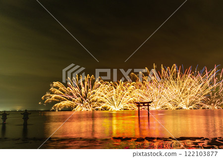 宇城市不知火町，長尾劍神社，鳥居周圍燃放水上煙火的風景 122103877