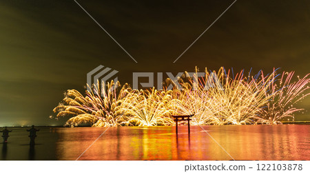 宇城市不知火町，長尾劍神社，鳥居周圍燃放水上煙火的風景 122103878