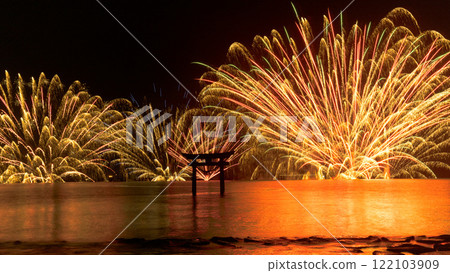 宇城市不知火町,長尾劍神社,鳥居周圍燃放水上煙火的風景 宇城市不知火町,長尾劍神社,鳥居周圍燃放水上煙火的風景 122103909