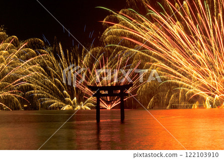 宇城市不知火町,長尾劍神社,鳥居周圍燃放水上煙火的風景 宇城市不知火町,長尾劍神社,鳥居周圍燃放水上煙火的風景 122103910