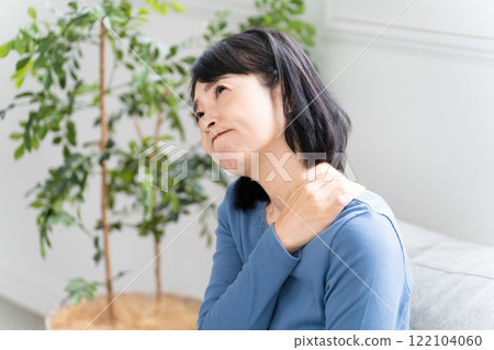 坐在沙發上的中年婦女,生活方式形象 坐在沙發上的中年婦女,生活方式形象 122104060