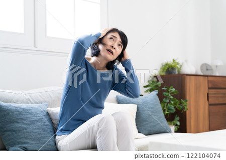 坐在沙發上的中年婦女,生活方式形象 坐在沙發上的中年婦女,生活方式形象 122104074