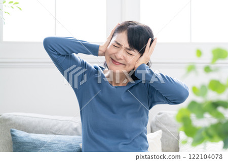 坐在沙發上的中年婦女，生活方式形象 122104078