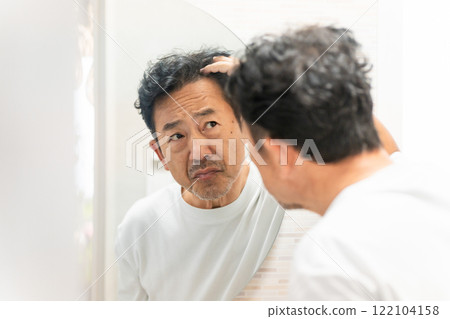 中年男子檢查頭髮的美女形象 122104158