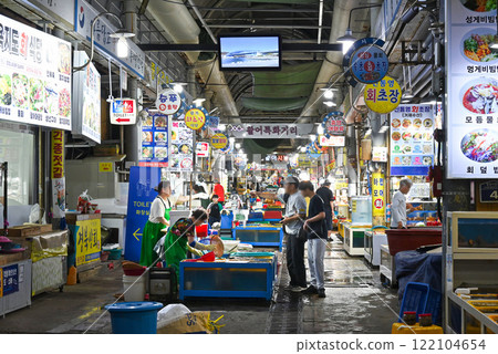 [Korea/Gyeongsangnam-do] Scenery of the food court at the Central Traditional Market in Tongyeong 122104654
